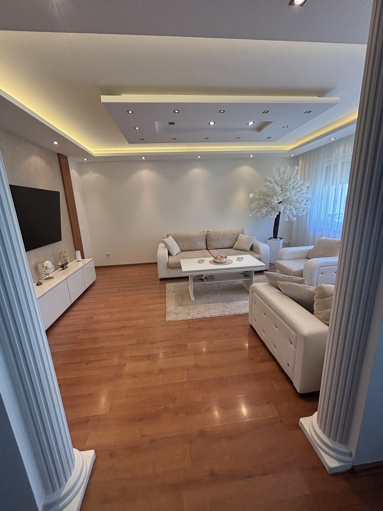 Šestosoban stan u Mladenovcu 133 m2.Dupleks.